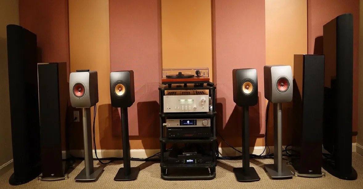 Second listening room with KEF bookshelf speakers, turntable and Yamaha electronics